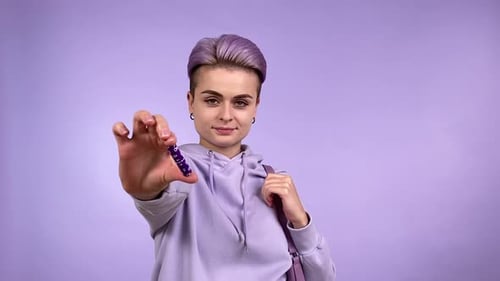Selbstbewusste junge Frau zeigt Tampon in Handtasche ganz lila