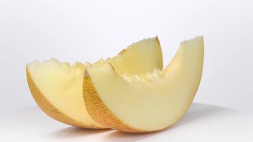 Tranches de melon rotatives sur fond blanc