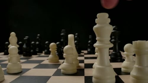 La main de l'homme fait basculer ou roquer le roi blanc et la tour aux échecs