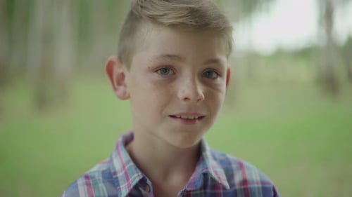 Niño sonriendo y sacando la lengua, retrato