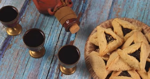 Carnaval judío: celebración de Purim en Hamantaschen: galletas, máquina de hacer ruido y máscara con pergamino