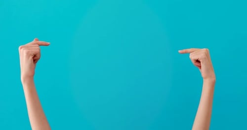 Frauenhände zeigen isoliert auf Copyspace