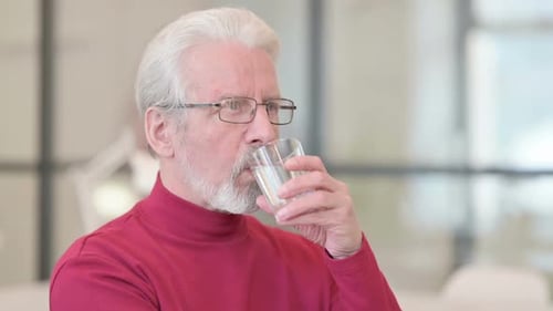 Gesunder alter Mann trinkt Wasser