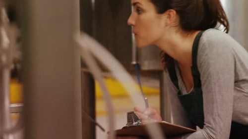 Arbeiter pflegt Aufzeichnungen in der Zwischenablage im Werk