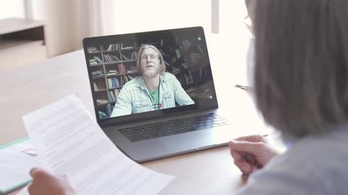 çSenior Business Woman Distance Teacher Giving Online Class for Student