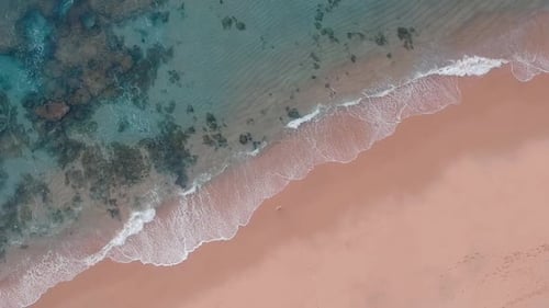 Olas cercetas rompiendo en una playa privada