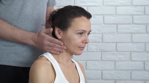 Manuelle Therapie des Halses.