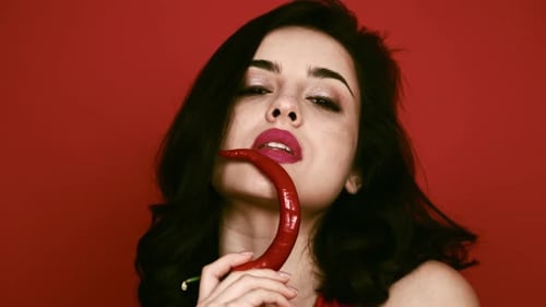 Belle fille agissant sur des arrière-plans colorés