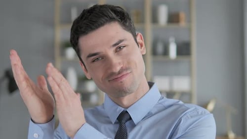 Klatschender Mann mit grauem Haar, Applaus für Team