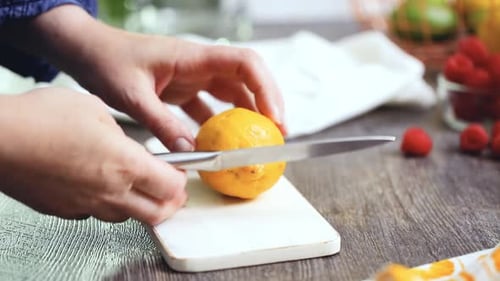 Schritt für Schritt. Himbeerlimonade mit frischen Zitronen und Himbeeren in Einmachgläsern zubereiten.
