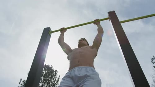 Sportlicher Mann macht Klimmzüge