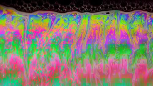 Die
Makroaufnahme einer Seifenblase erzeugt einen farbenfrohen und psychedelischen Hintergrund. Regenbogenfarben.