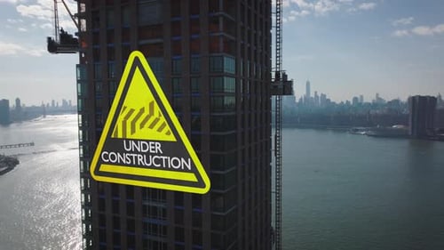 Ziehen Sie Aufnahmen des im Bau befindlichen modernen Hochhauses an der Uferpromenade zurück
