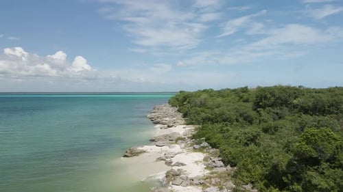 Steinküste neben dem Meer