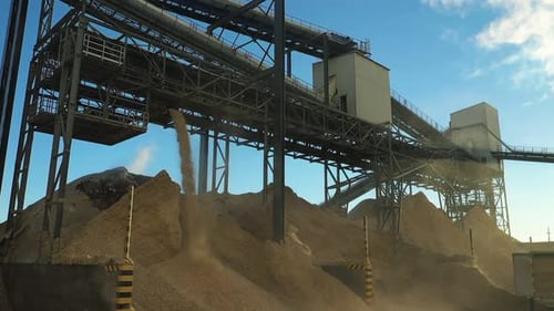 Montañas de astillas de madera en la planta de producción de aglomerado