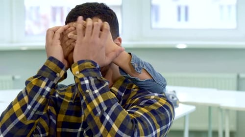 Niño juega a adivinar quién con su padre
