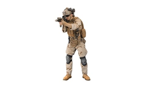 Soldado do exército em pé mirando com fuzil de assalto