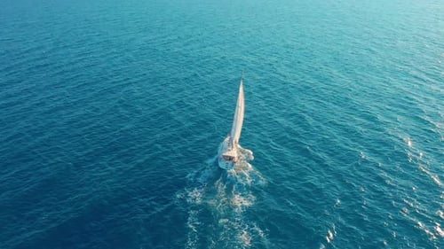 Vue aérienne. Yacht naviguant en pleine mer à Sunny Day. Voilier en mer