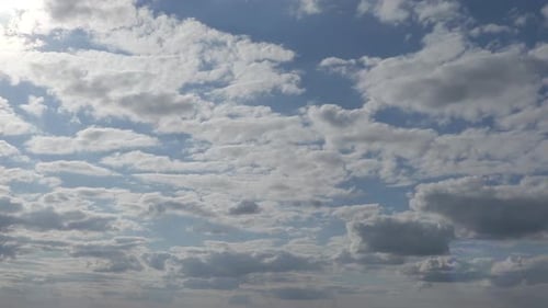 Wolken bewegen sich gegen den blauen Himmel