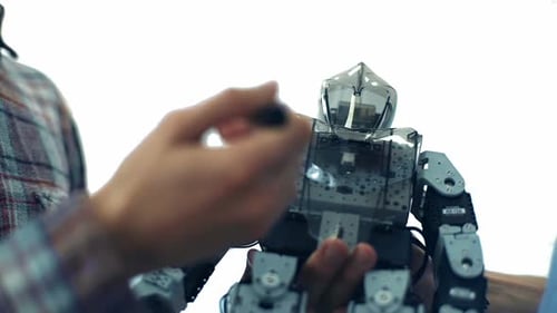 Kleine Gruppe von Studenten diskutiert über ihre Roboterarbeit