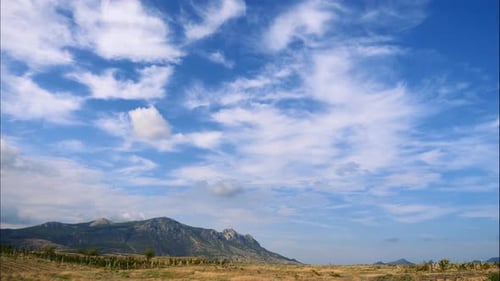 Montañas contra el cielo azul con nubes blancas. Las nubes cirros recorren el cielo azul. Mejores tipos