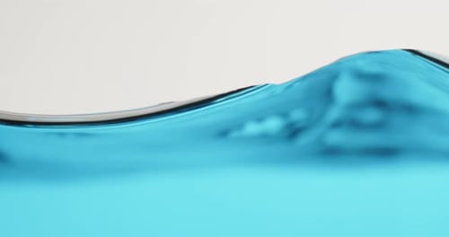 Blaue Wasseroberfläche in Bewegung mit Wellen, die abstrakte Formen erzeugen