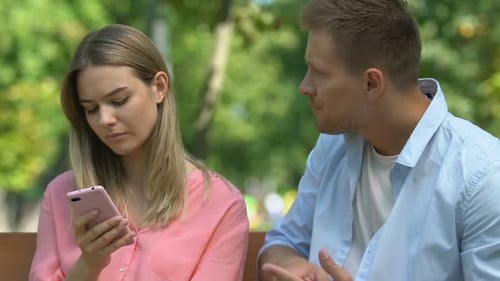 Beleidigte Frau mit Handy ignoriert Versöhnungsbemühungen von Freunden, Krise