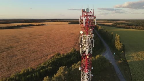 Mobilfunkstandort eines Telefonturms mit 5G-Basisstationstransceiver