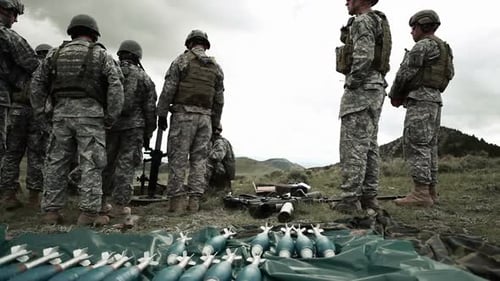 Plan droit panoramique de soldats sur un champ de tir au mortier.