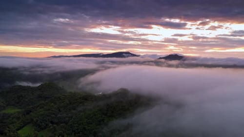 Drohnenflug über die Wolken bei Sonnenaufgang.