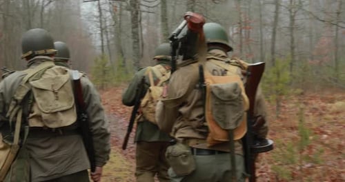 Reconstitution historique. Reconstituteurs habillés en soldats américains de l'infanterie américaine de la Seconde Guerre mondiale