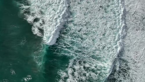 Olas del mar en una vista aérea de tormenta 4 K