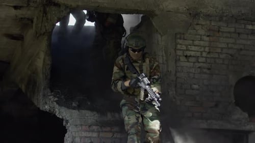 Militärteam betritt verlassene Gebäude