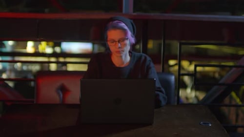 Programmiererin programmiert im Café