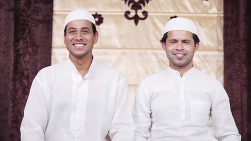 Heureux hommes musulmans souriants