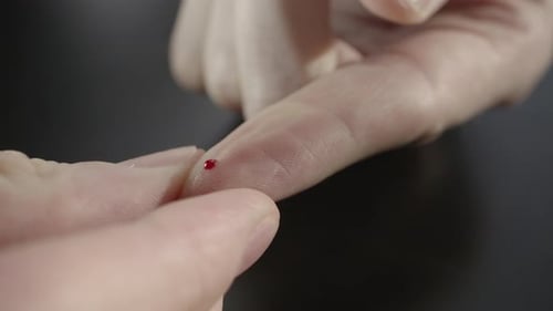 Feche o dedo com sangue testando os níveis de açúcar