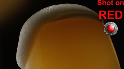 La mousse de bière coule