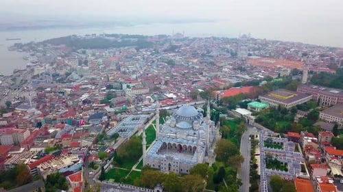 Imagens aéreas da Mesquita Suleymaniye de um dia de neblina