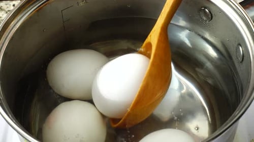 Eier in einer Pfanne kochen 3