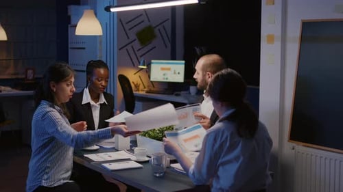 Empresários multiétnicos debatendo ideias de empresas analisando a estratégia de gestão