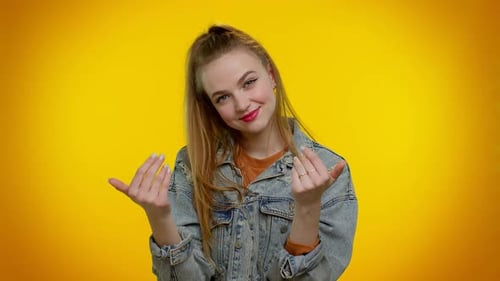 Chica adolescente elegante que muestra un gesto de bienvenida con las manos pide unirse haciendo señas para ser bienvenida