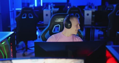 Guy se senta em um clube de informática e joga um jogo online