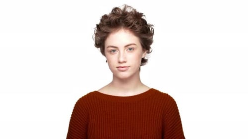 Retrato de mulher atraente com penteado curto posando para a câmera com um sorriso largo isolado