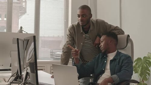 Afroamerikanische Programmierer arbeiten im Team