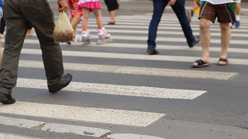 Pessoas atravessando a rua