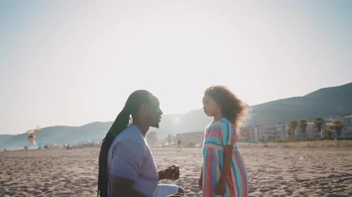 Família feliz passando o dia na praia.