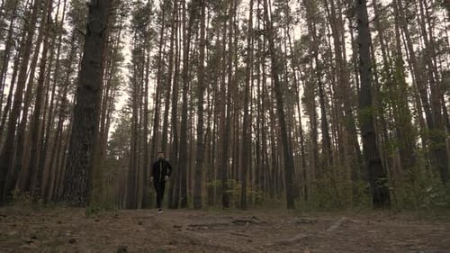 Laufender Mann im Wald