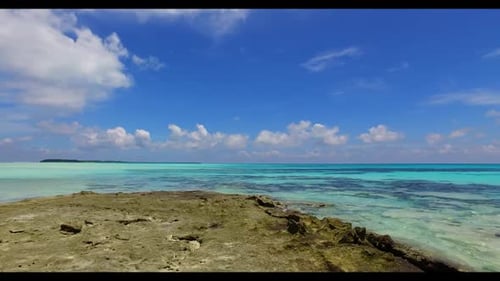 Luftdrohnen fotografierten die Natur des tropischen Strandurlaubs an der Küste vor dem aquablauen Ozean und sauberem Sand