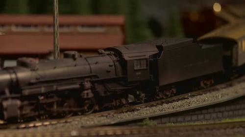 Modelo em miniatura de trem vintage com vagões.