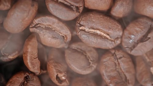 Nahaufnahme von Kaffeesamen. Duftende Kaffeebohnen sind gerösteter Rauch stammt aus Kaffeebohnen